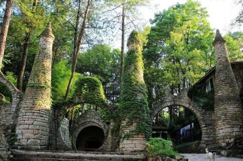 不与开发商合作！贵州老人耗时20年建造石头城堡，如今价值数亿元