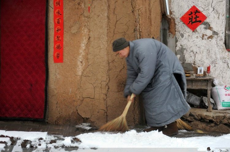 实拍：深山里的苦行僧，青菜萝卜度日，与世隔绝！