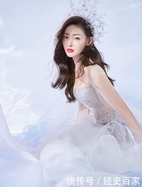 低俗：微透长裙勾出好比例，性感又不低俗，张天爱的“夹腿站”美到犯规