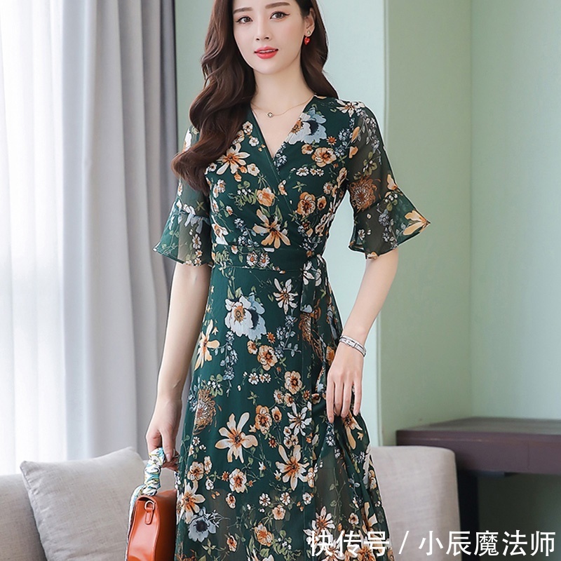 优雅:看到今年的印花裙,忍不住给自己买了两件,没想到连妈妈都夸美