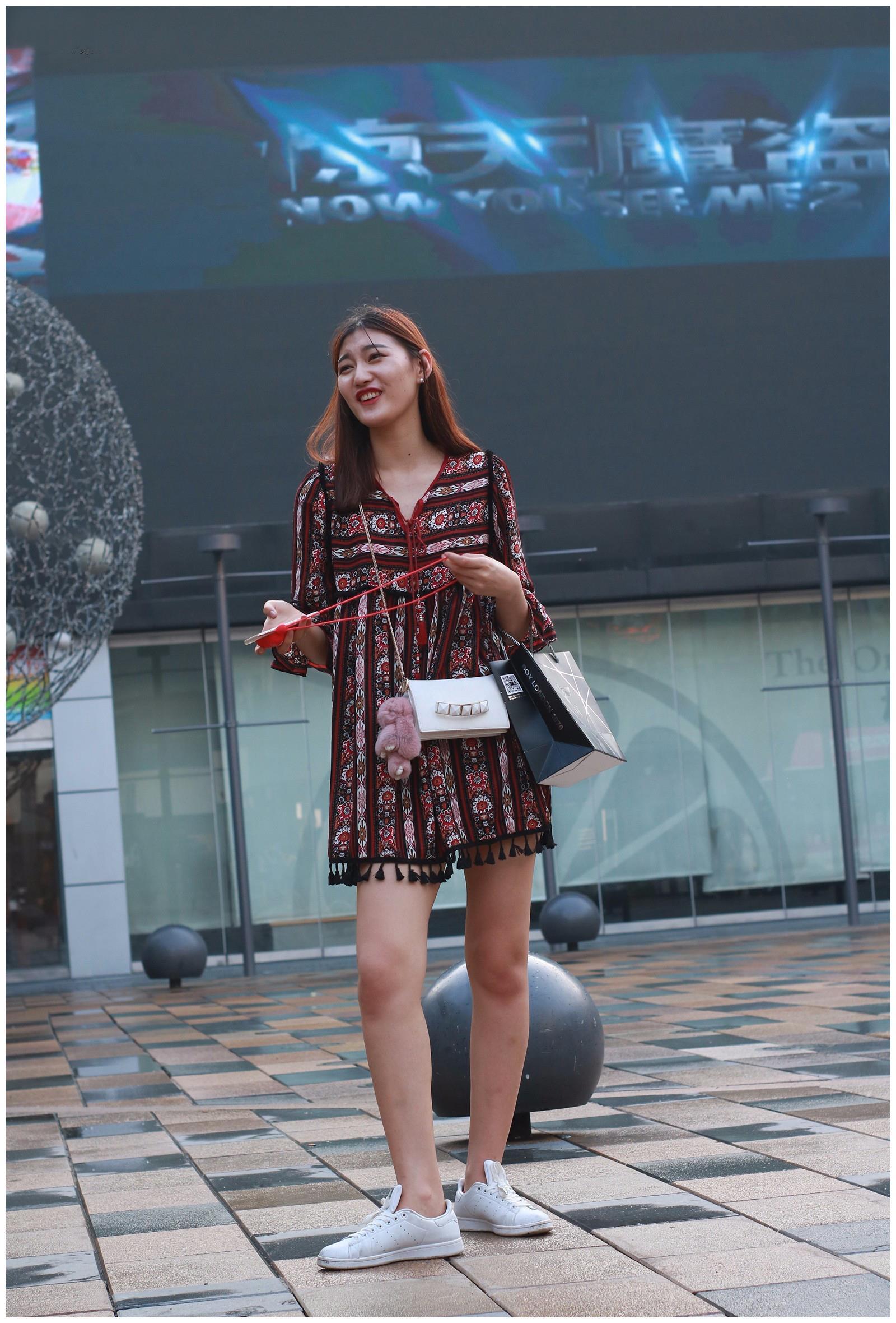 小姐姐迷人的锁骨,纤细的小蛮腰,加上完美有致的身材特别抢眼!