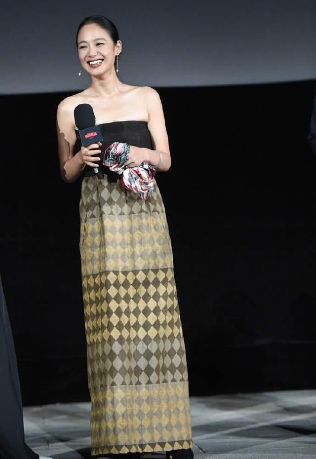 都说姜文藏了个女神，周韵抹胸长裙太紧露缺点:这里肉真的多