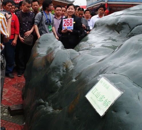 河底发现40吨巨石，3农民合资13万运回，竟卖了1000万元