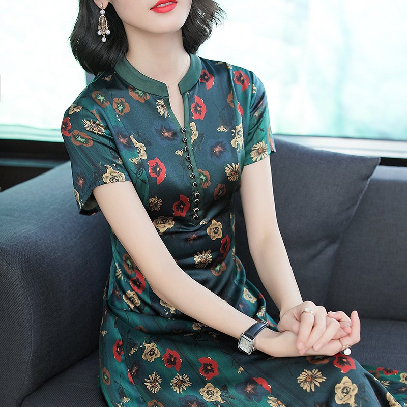 到了40的女人，也别穿太土!8月新出炉“妈妈装”，显嫩又显高