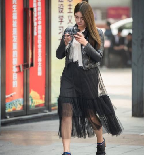  『姐姐看起来』高级穿搭火了，大饼脸也能变小仙女，真的是缥缈特效！
