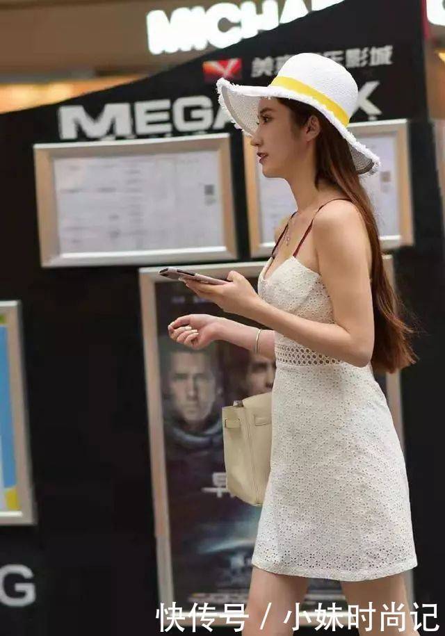 #吊带#街拍:想要穿得温柔淑女一些,试试吊带连衣裙+大圆帽,真是俏皮又可爱
