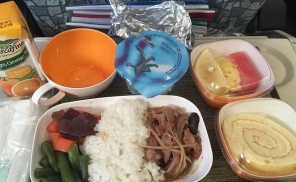 为什么说坐川航要空腹，看到他们的飞机餐，网友：现在还后悔！