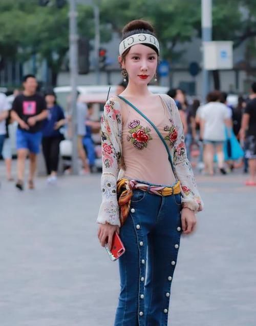 「美女」街拍:皮肤白皙的美女,一条黑色的连衣裙,时尚优雅气质迷人