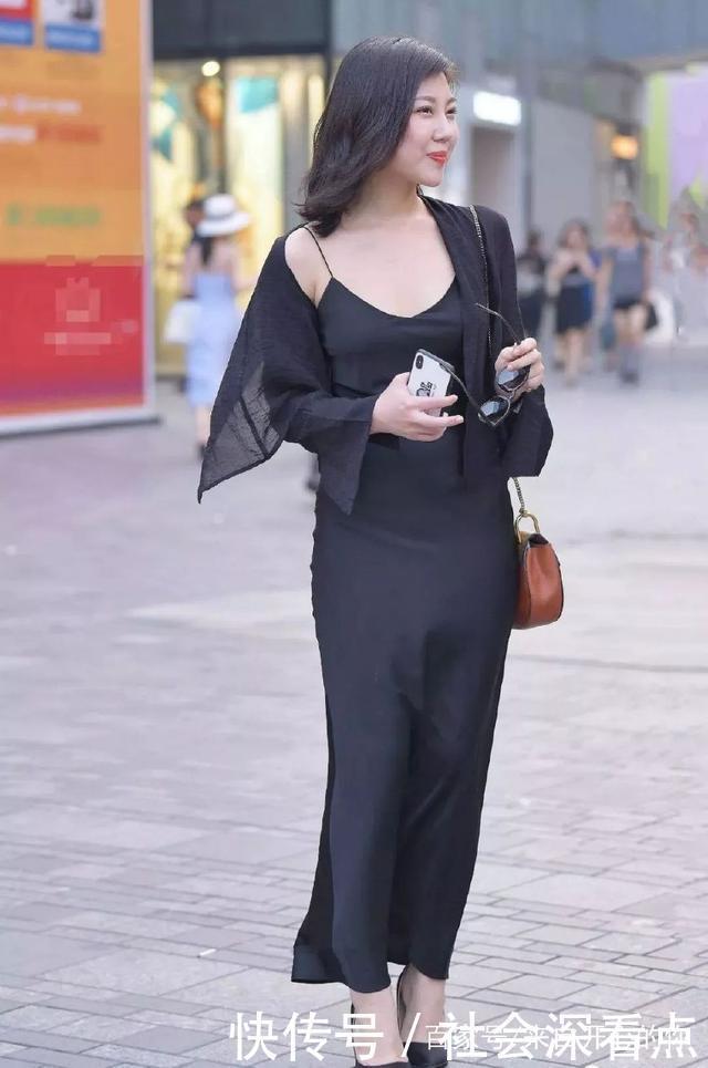 美女|黑色薄纱吊带连衣裙搭配尖头小高跟,微微一笑轻灵之气