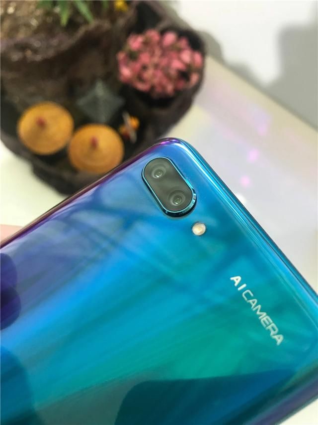 售价2599起,荣耀10发布,背面梦幻:正面这一点