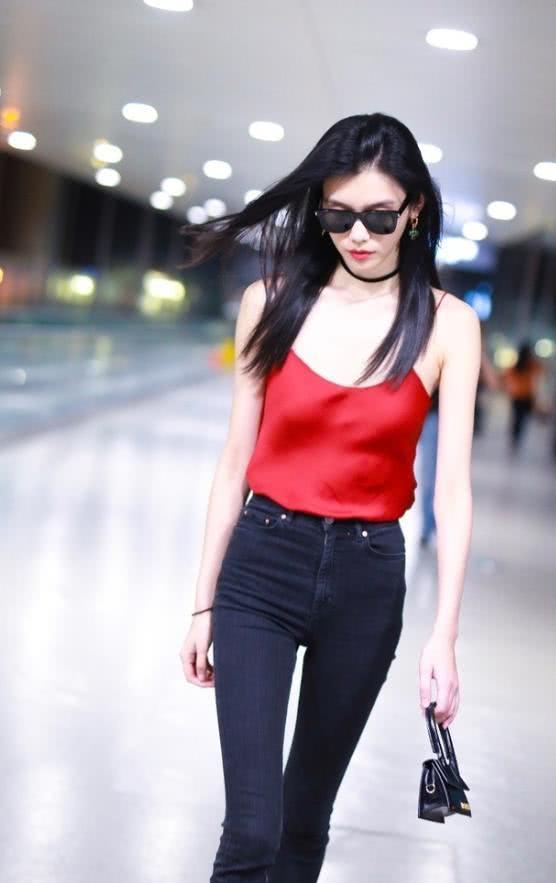 奚梦瑶太厉害了,竟瘦成了“纸片人”,这是要和鲁豫比身材?