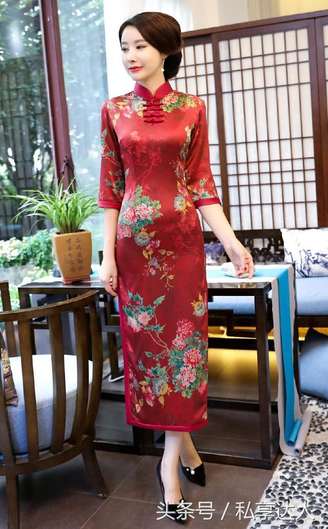 轻盈飘逸的长款香云纱旗袍裙，更有妩媚风情，更显优雅气质