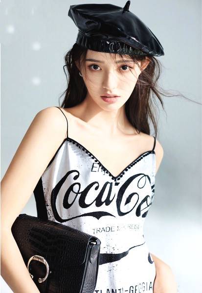 林允粉色纱裙仙气满满 秀香肩眼神忧郁惹人怜爱