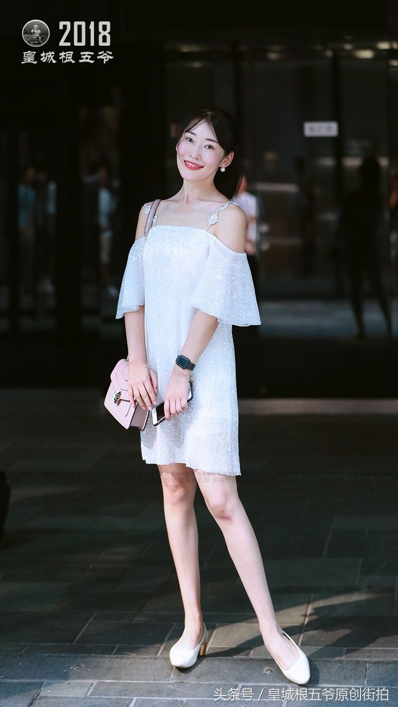 街拍:她们的穿着风格时髦又简约，尺寸拿捏的恰到好处