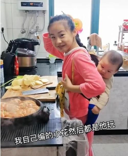 『背着』“最懂事女儿”火了,背着弟弟为全家做饭,赶妈妈去休息太暖心