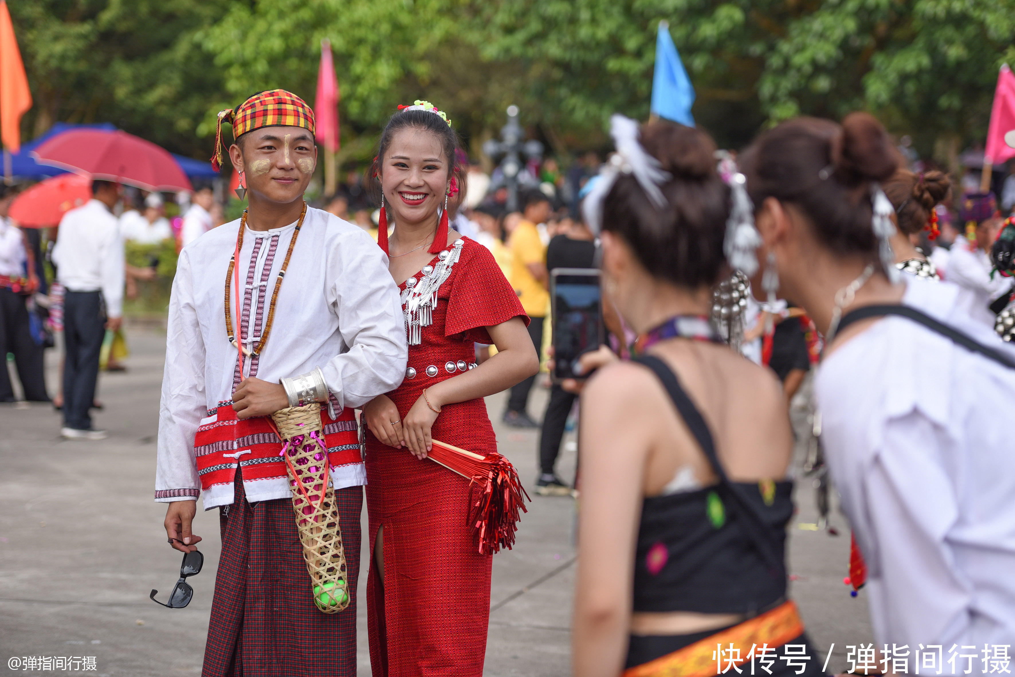 云南最盛大的民俗节，万人跳舞狂欢四日，游客：各民族美女太养眼