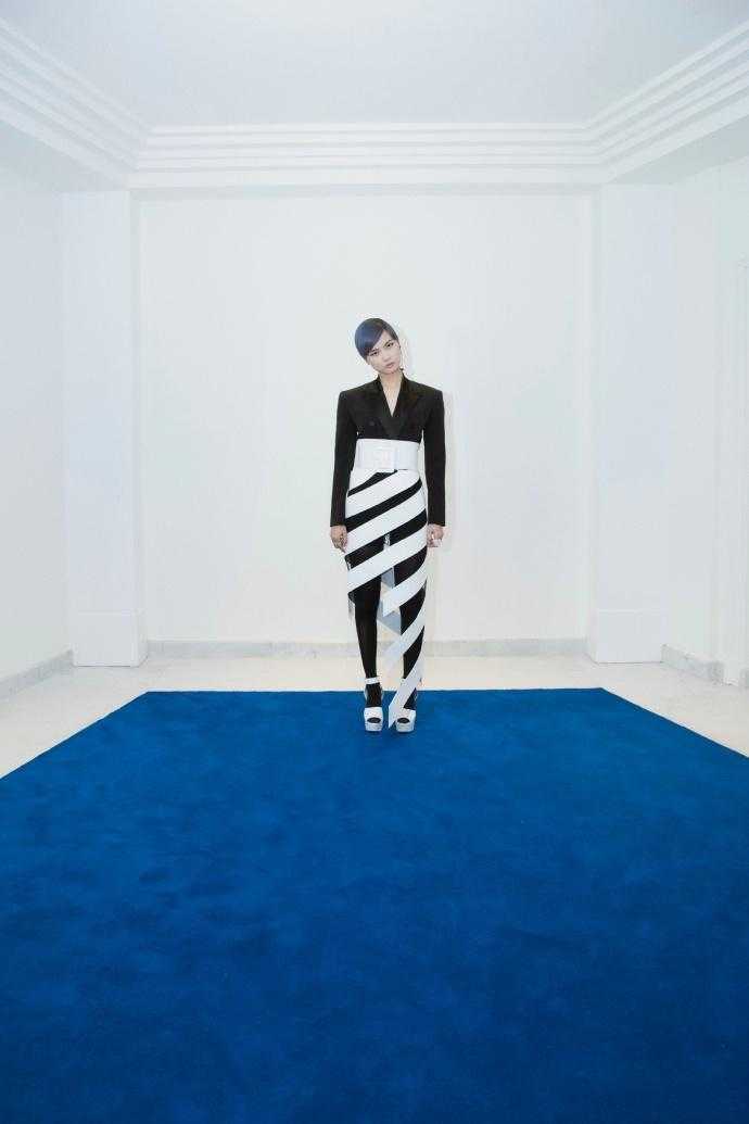 李宇春这条裙子穿的真高级, 里面黑丝袜都看到了, 网友: 欣赏不来