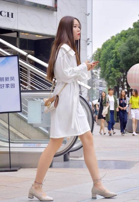 街拍：小姐姐身穿一袭白色连衣裙，整个人愈发白皙水嫩，特别好看