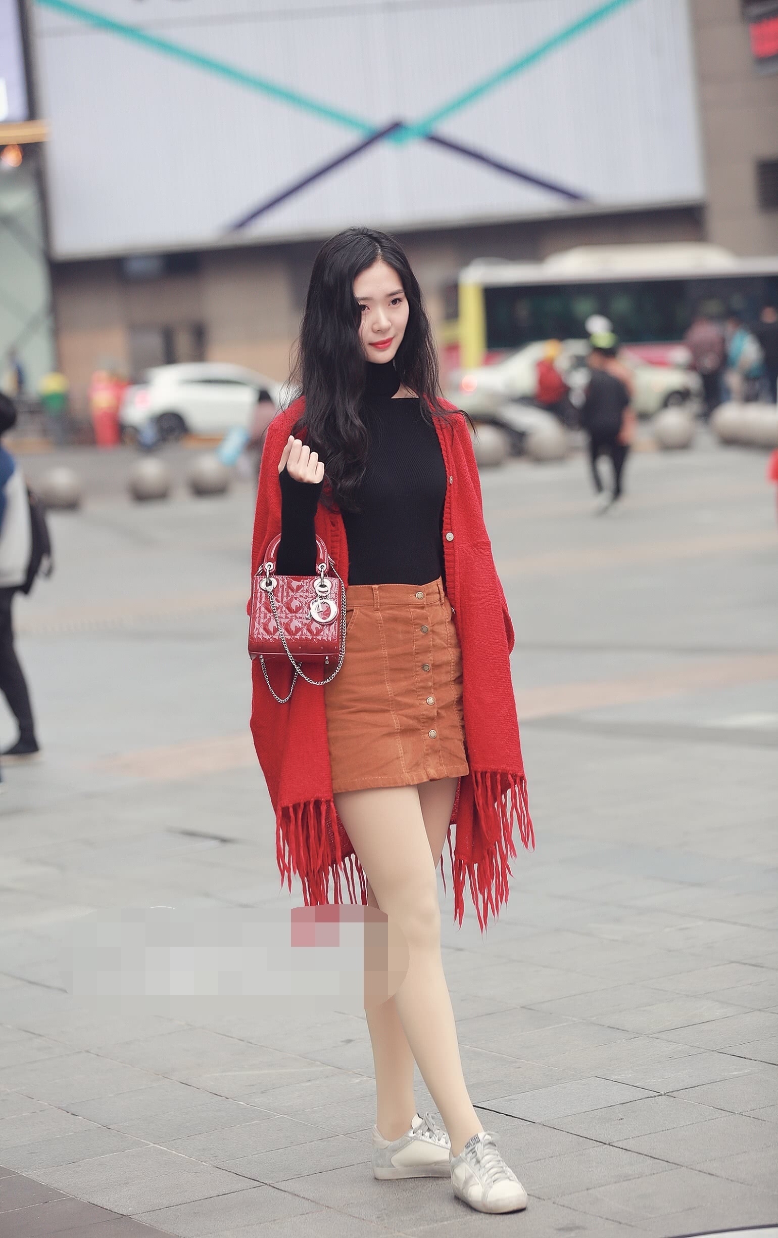 白色的修身裤也很修臀，搭配高跟鞋后更显性感