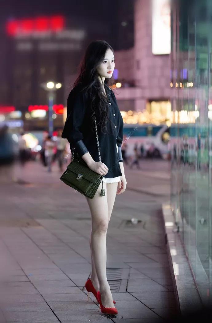  「红色」两闺蜜这样打扮, 真是平分秋色