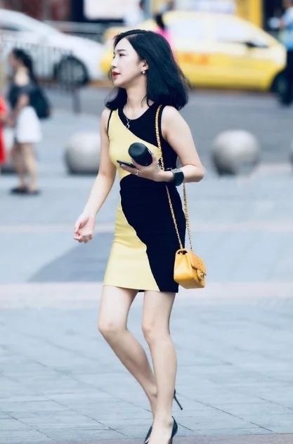  美女|街拍：身形有致的美女，走在哪里都是焦点