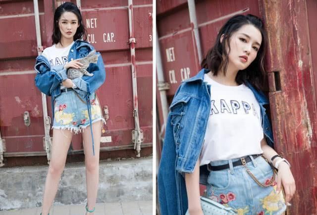 李沁来了，样子太美了，这条五彩短裤挺特别呢！