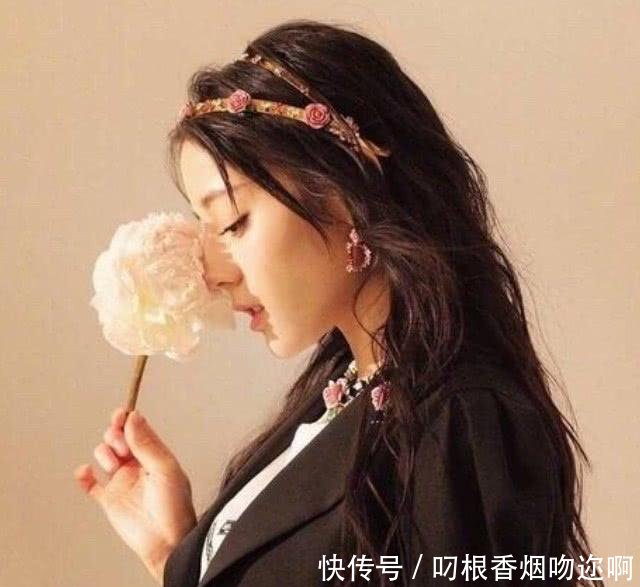 迪丽热巴太皮了，全身挂满鲜花竟好看到爆，是花仙子本人没错了！