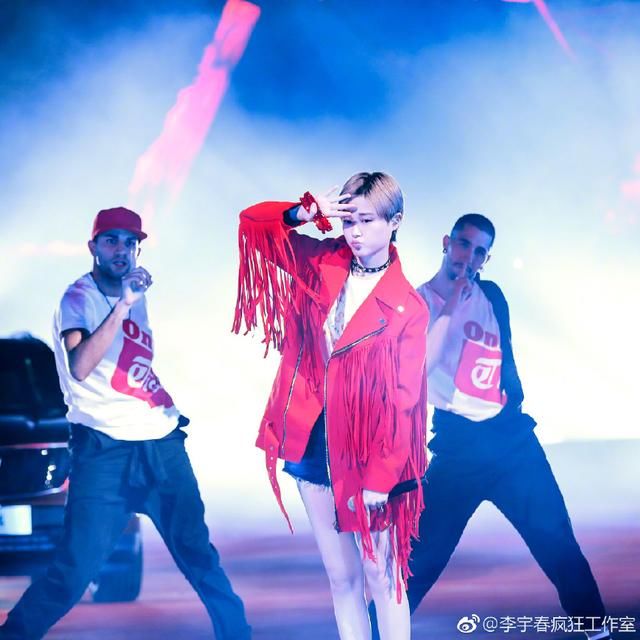 李宇春终于穿对衣服了！红色外套搭配短裤，网友：越来越有女人味