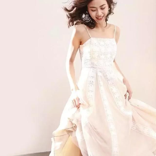给我一条这样的吊带裙，我带你玩转整个夏天!