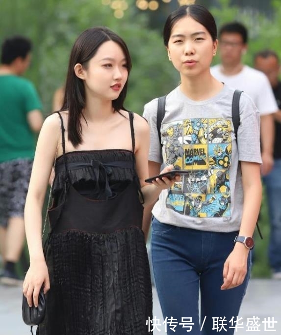 【吊带】街拍:天生丽质的小姐姐,一条蓝色吊带连衣裙,时尚性感魅力十足
