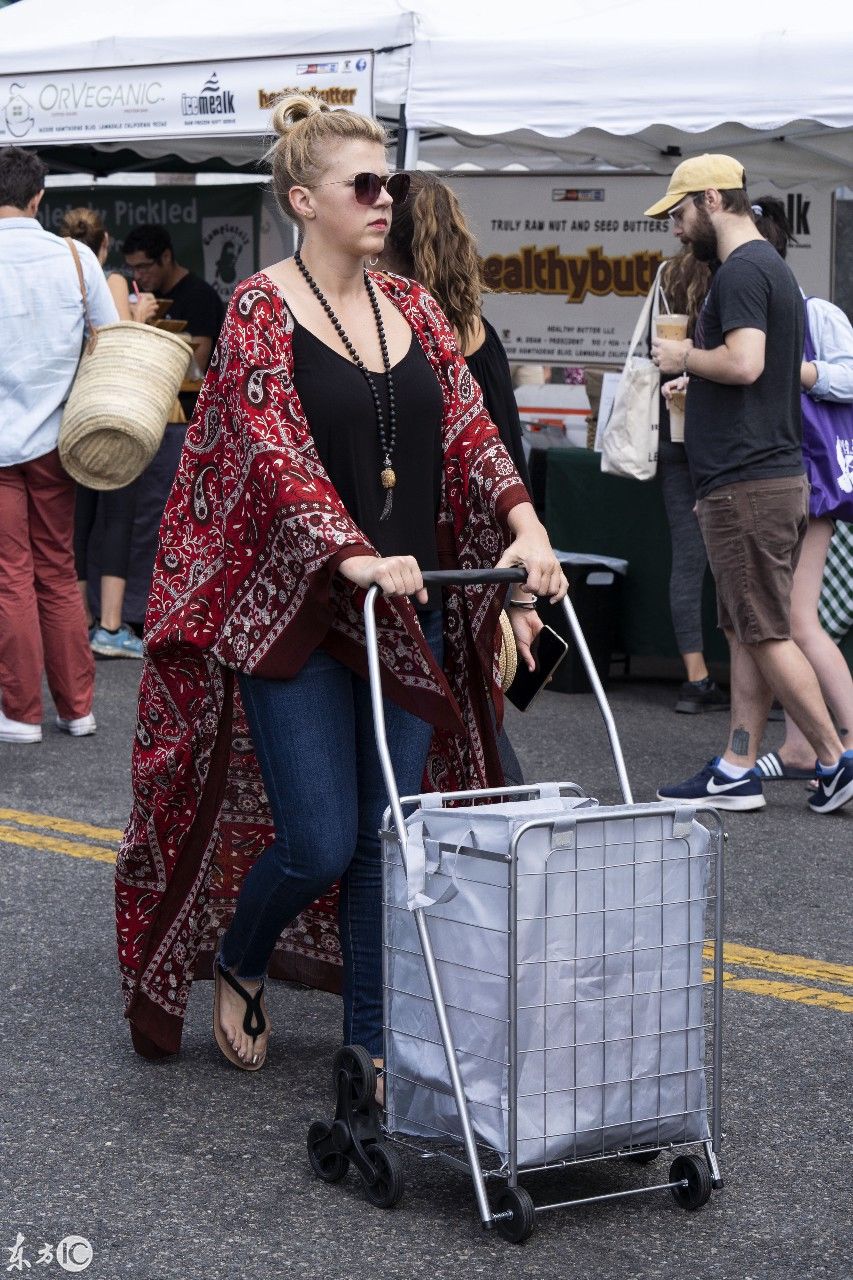 时尚扫街美国影星朱迪斯维汀，长衫牛仔裤现身加州某农贸市场