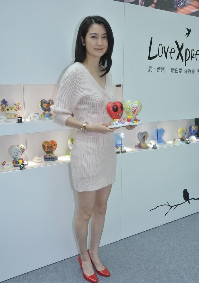 除了年轻，张丹峰的经纪人就个普通女孩，而洪欣可不是普通女人