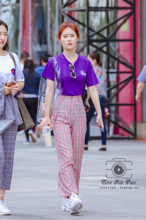 路人街拍，可爱粉色系小姐姐，喜欢这种透明包包