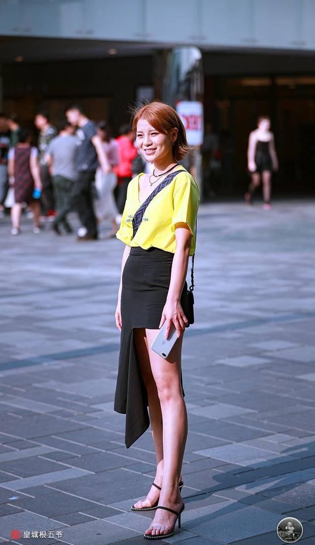  #让自己#街拍：通过日常穿衣搭配提升自己的魅力，成为一个有吸引力的女人