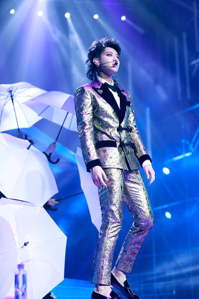 黄子韬武汉演唱会时尚感MAX 全球首穿展多重魅力