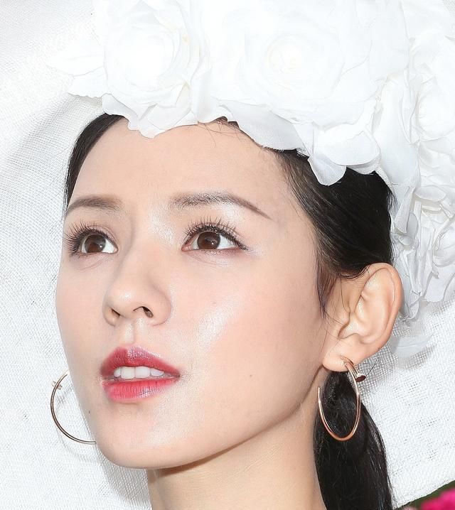  『凸显』张予曦的蓝色连衣裙穿搭，优雅又凸显好身材