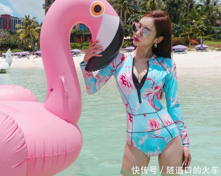 优美的泳衣美女，表现出女人自然的美，显现迷人好看的魅力！