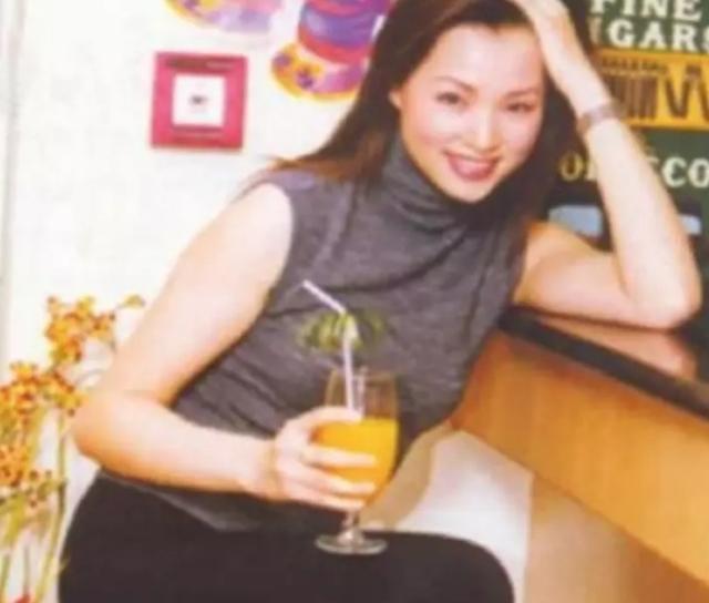「岁时」董卿20岁时照片曝光,满脸的胶原蛋白,全身散发书香气