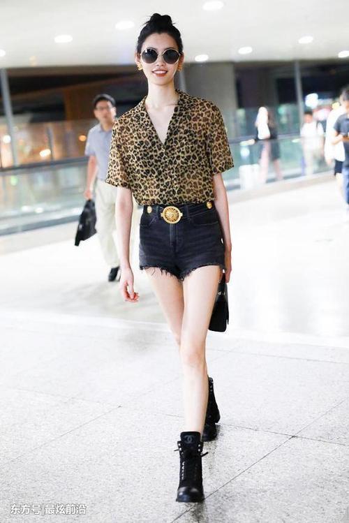 奚梦瑶又不安分！豹纹衫配短裤走机场，网友：没几个人敢这样穿的