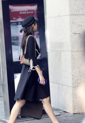 街拍：时尚电眼高跟女郎，穿单肩连衣裙，彰显性感好身材！
