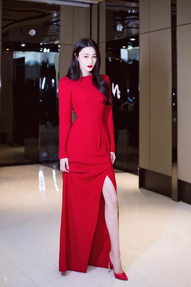 张馨予一袭红裙亮相活动，开衩红裙露美腿展女神范儿
