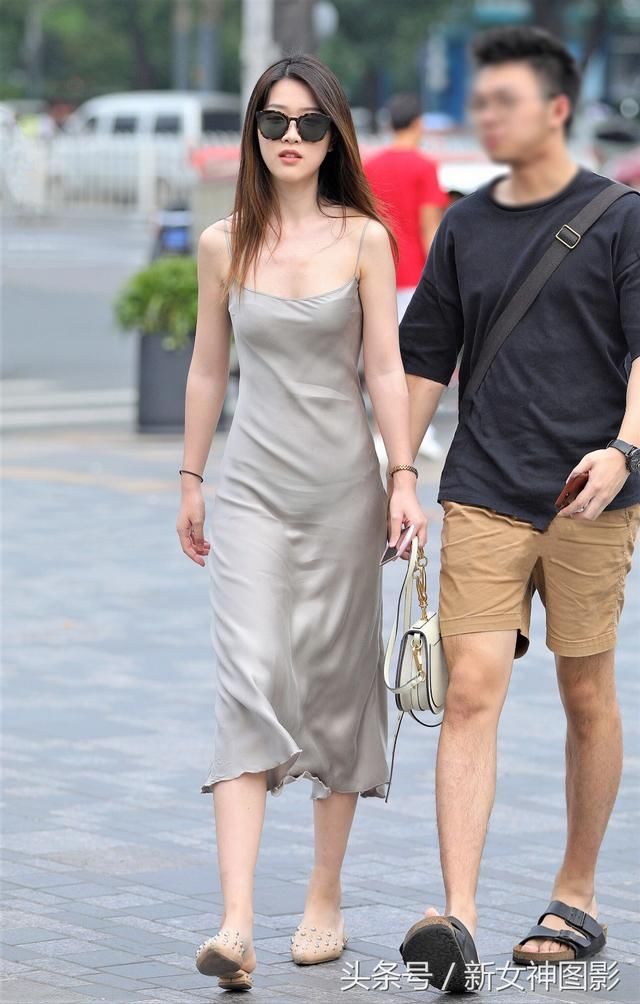街拍美女：穿吊带睡裙的小姐姐，优雅又迷人！