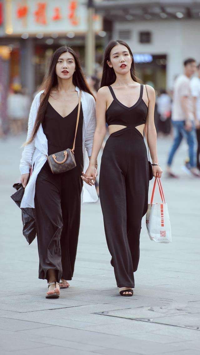 小姐姐也是穿着黑色的连衣裤,披肩长发,大V领子,性感十足!