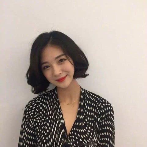 三四十岁的女人，头发不烫显老！换上这3款“发型”，时髦又年轻