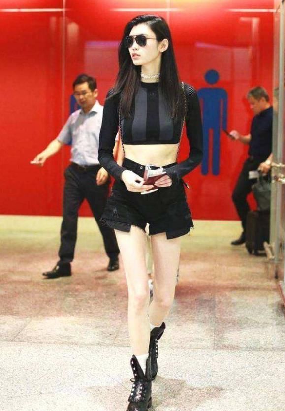奚梦瑶太会穿搭胸以下全是腿！机场秒变T台，机场秀不得不服她！