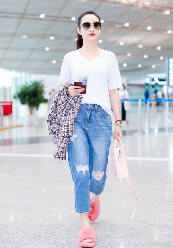 看了王鸥穿白T搭牛仔裤,再看林心如,这效果原谅我不厚道地笑了