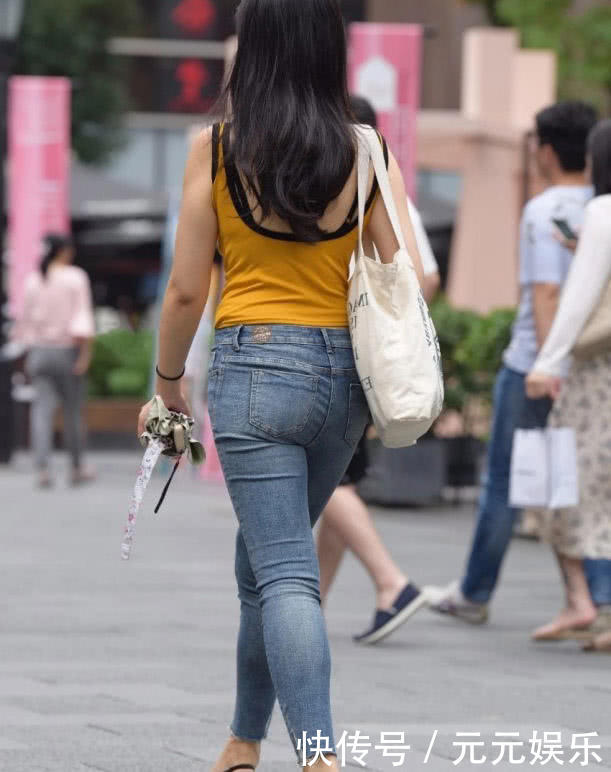 肉感小姐姐紧身衣裹出完美的曲线，女人味十足