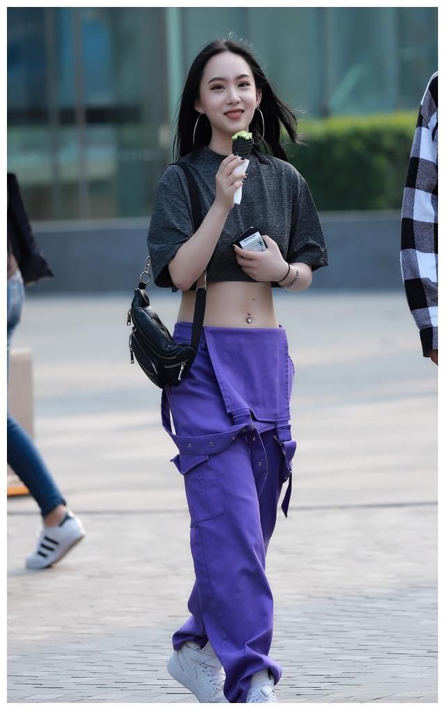 街拍:图1气质出众，图2恬静淑女，图3小蛮腰性感迷人!