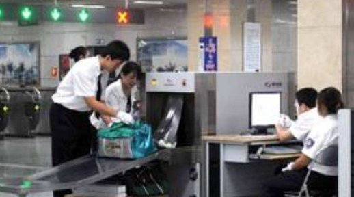 女子身份证照片与本人不符被拦下,要求当场卸妆后,安检员不淡定！