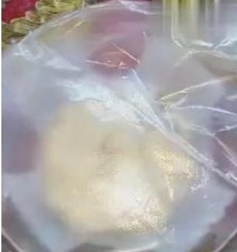  [容器]金针菇根部不要扔？种在花盆里，7天之后大变样，吃完一茬又一茬